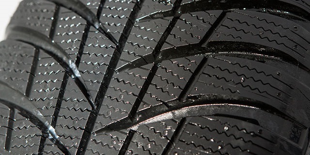 Bridgestone_Blizzak_LM001_2